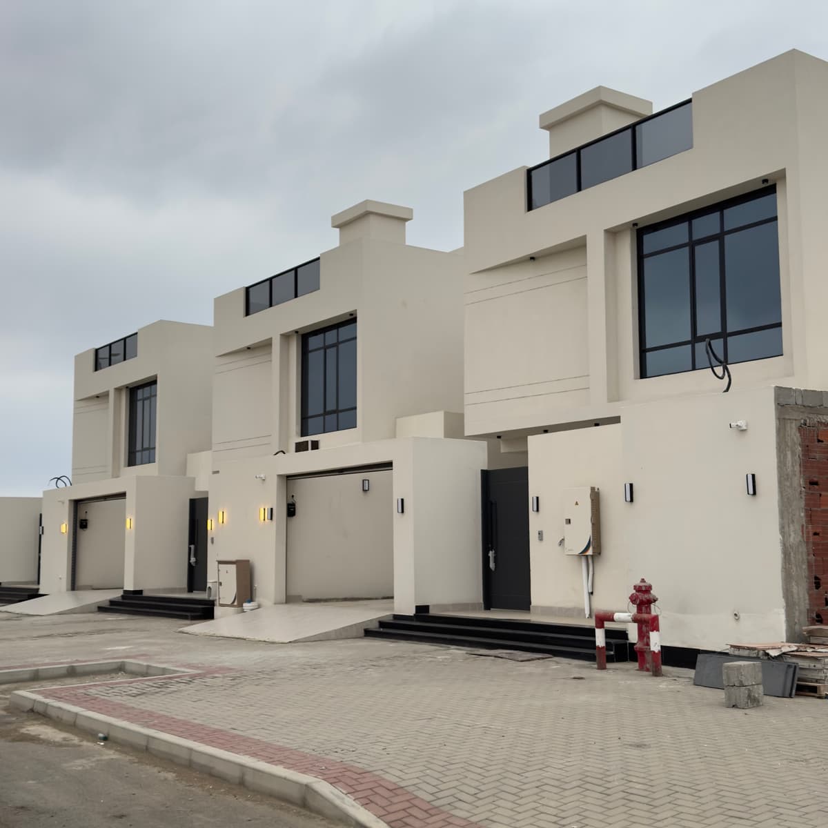 فلل تريبل أي – رفاهية استثنائية وتصميم عصري في أرقى مواقع الفنار